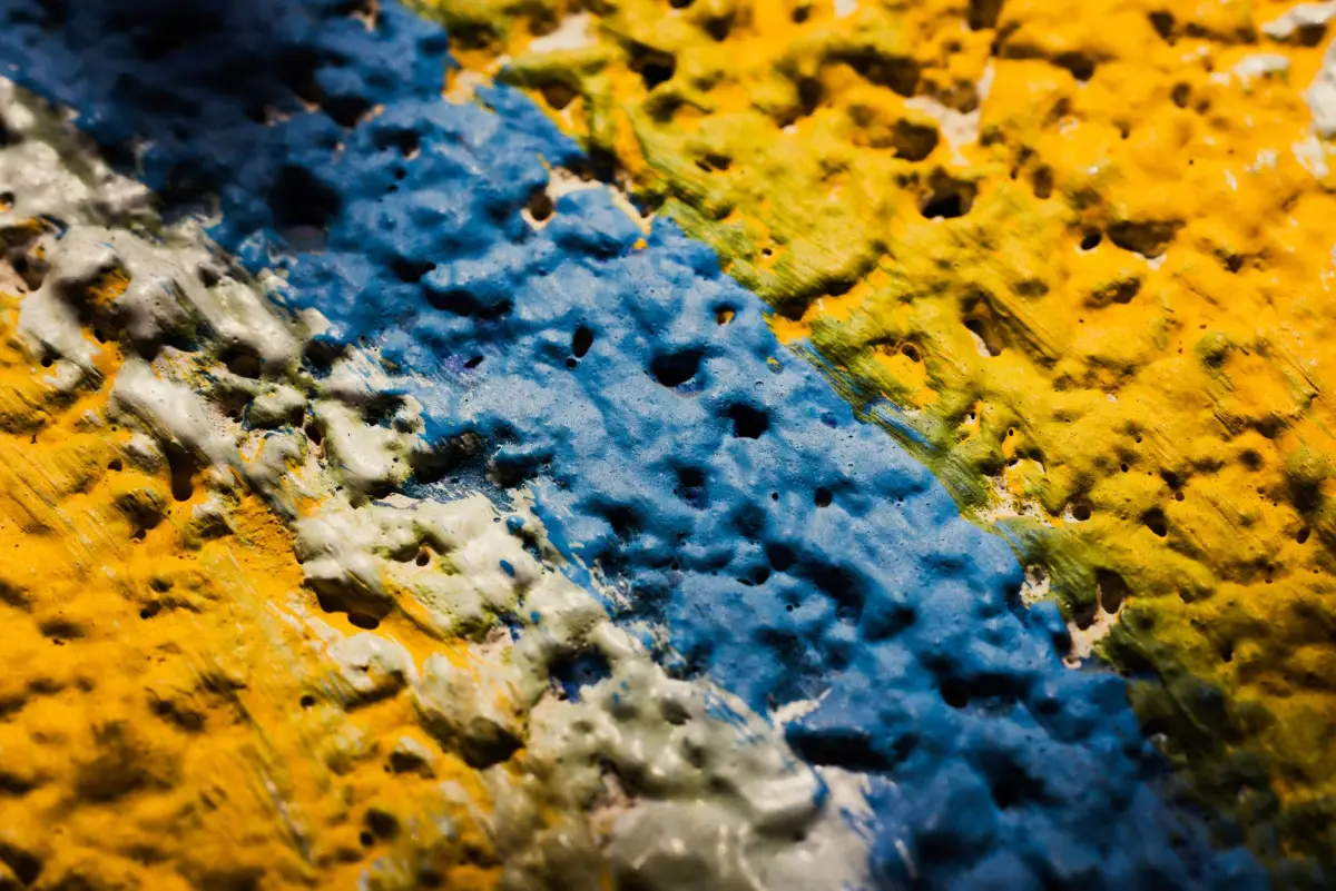 Détail d'un enduit décoratif à effet appliqué à la lame sur un mur